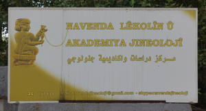 Schild am Eingang der Frauenakademoe in Dêrik