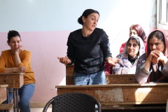 Eine Mutter spricht während der Elternversammlung Ende März 2025