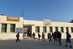 Schülerinnen auf dem Weg in die renovierte Schule