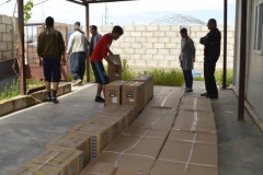 Eintreffen der Nähmaschinen im Camp