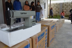 Eintreffen der Nähmaschinen im Camp