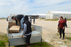 Eintreffen der Nähmaschinen im Camp