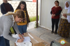 Eintreffen der Nähmaschinen im Camp