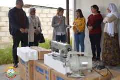 Eintreffen der Nähmaschinen im Camp