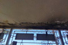 Schäden im Eingangsbereich durch das undichte Dach