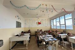 SchülerInnen in einem renovierten Klassenraum