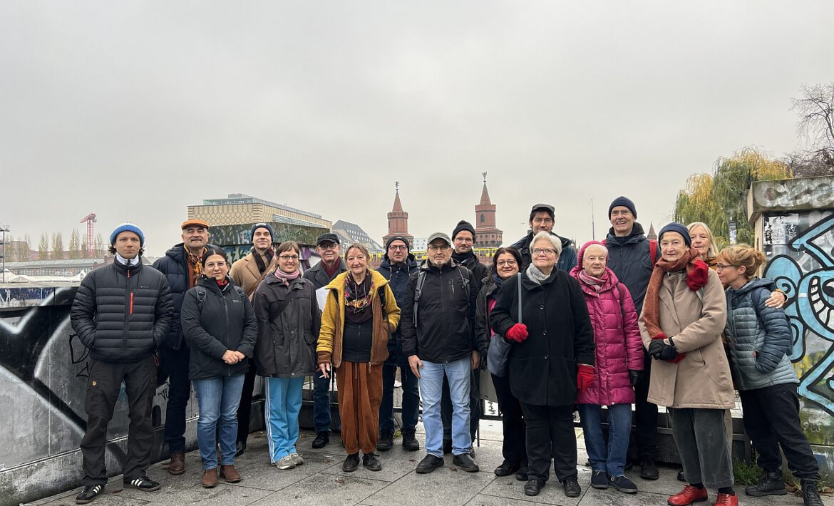 Die Teilnehmer*innen des Wasserspaziergans vor der Oberbaumbrücke