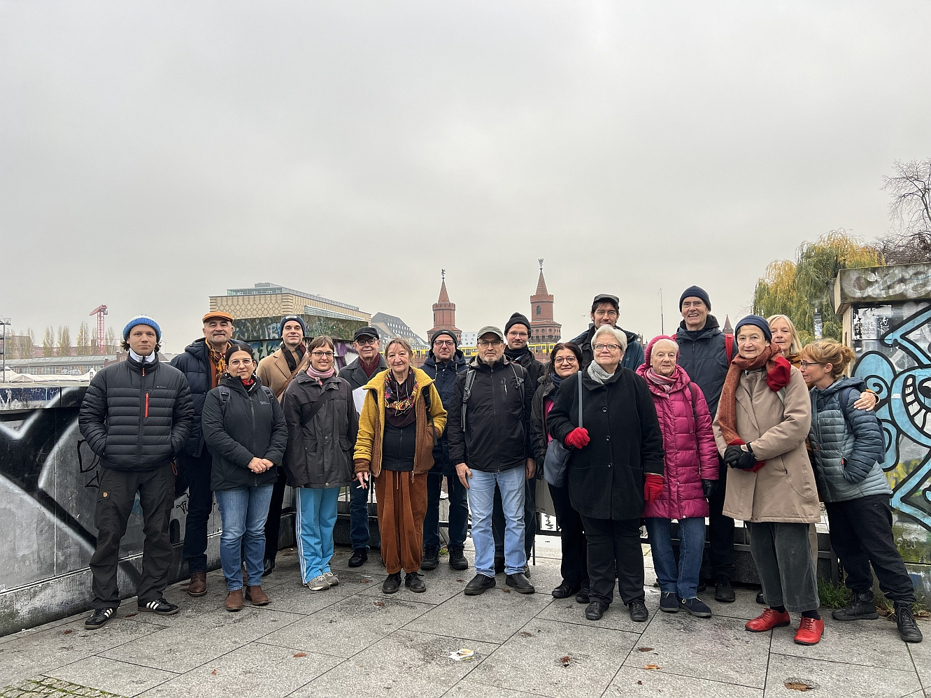 Die Teilnehmer*innen des Wasserspaziergans vor der Oberbaumbrücke